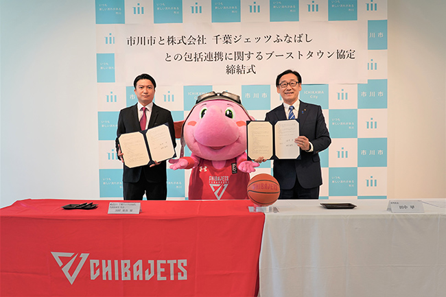 写真：田村代表取締役社長と田中市長が協定書を持ち並んでいる様子