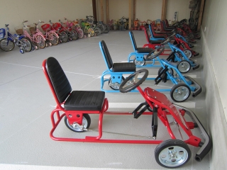 寄付いただいた新車のカートと自転車の画像