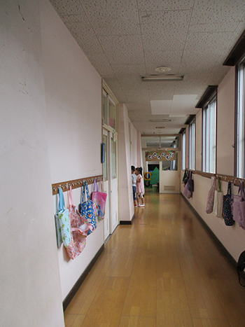 園内　広い廊下の画像