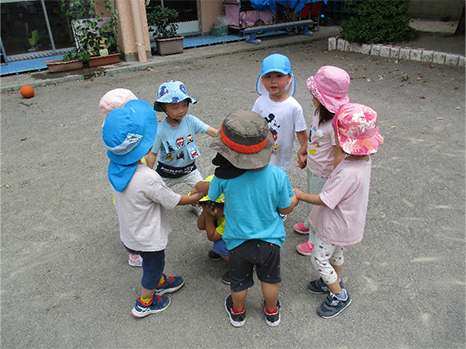 友達と手をつなぎわらべ歌遊び ともだちと一緒は楽しいなの画像