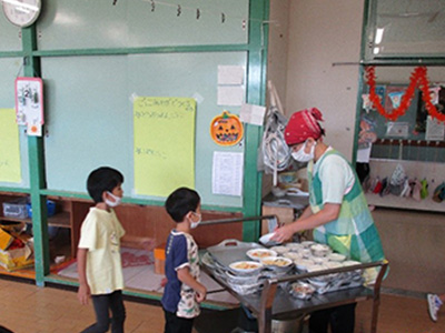 給食配膳の様子の画像