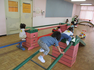 広いホールで運動遊びの画像