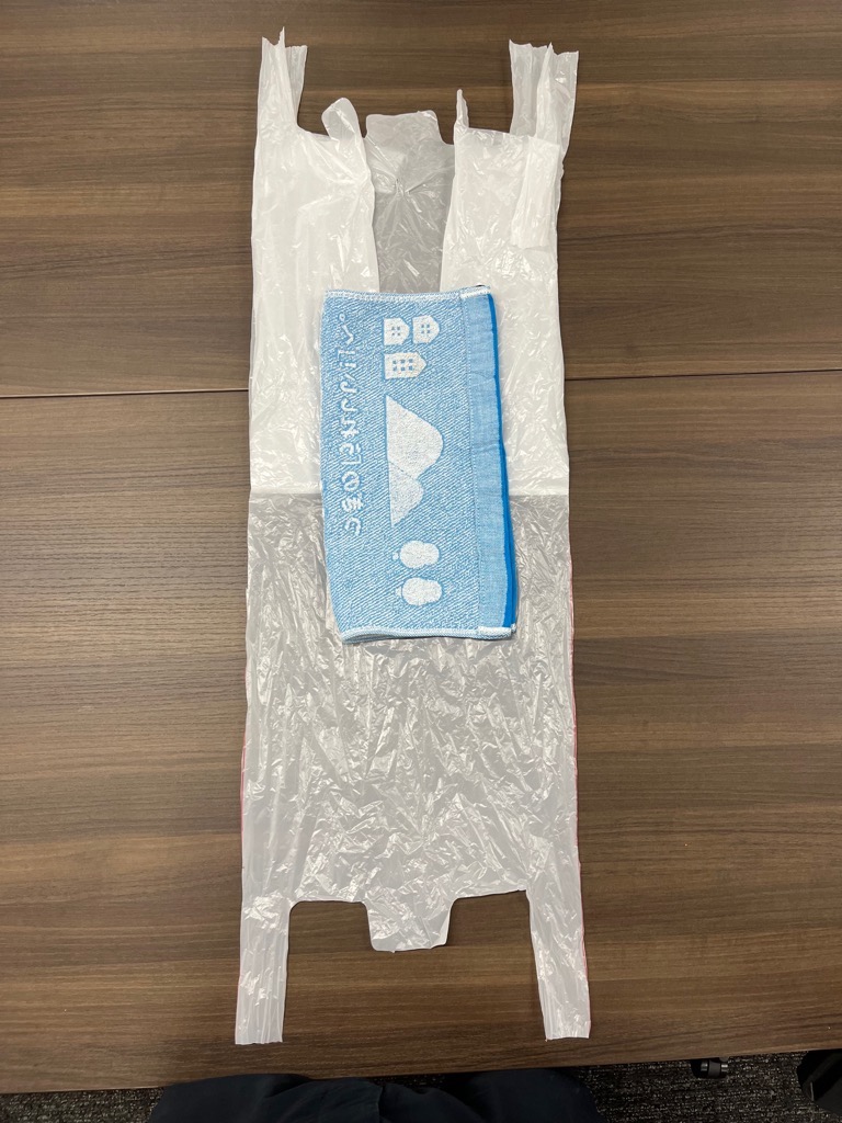 画像:ビニール袋を開いた上にタオル