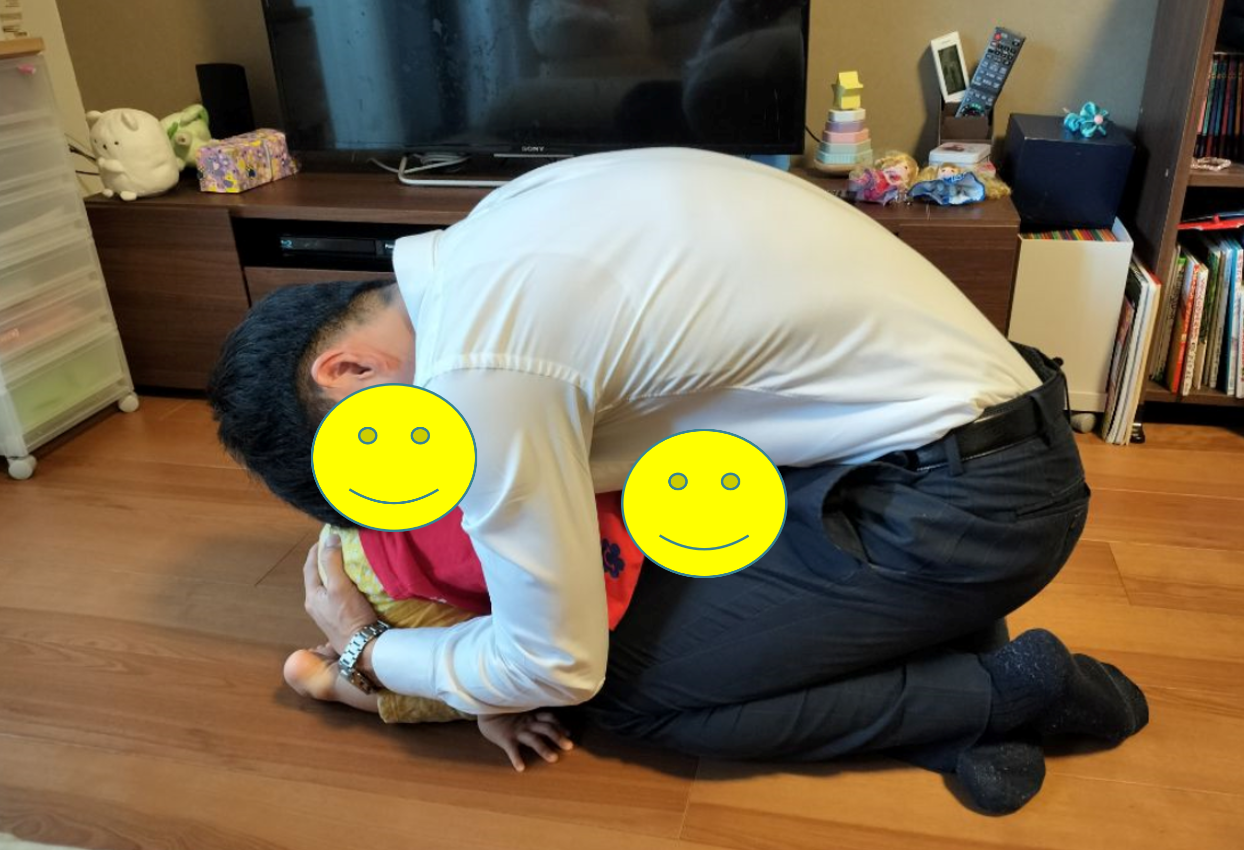 画像:子どもを守るように覆いかぶさる