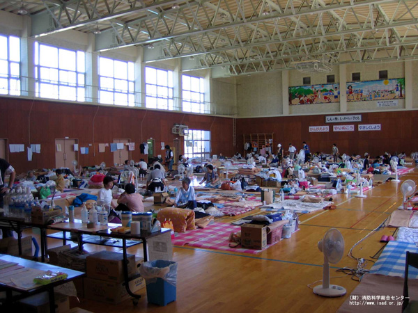 新潟県中越沖地震の避難所の様子（出典：災害写真データベース）の画像