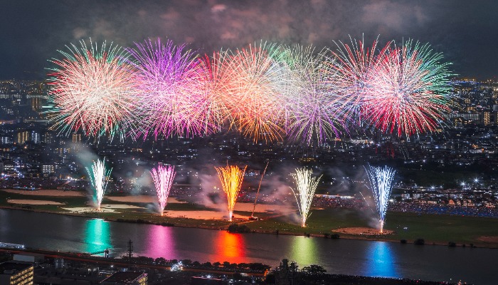 画像：江戸川河川敷での花火大会の様子