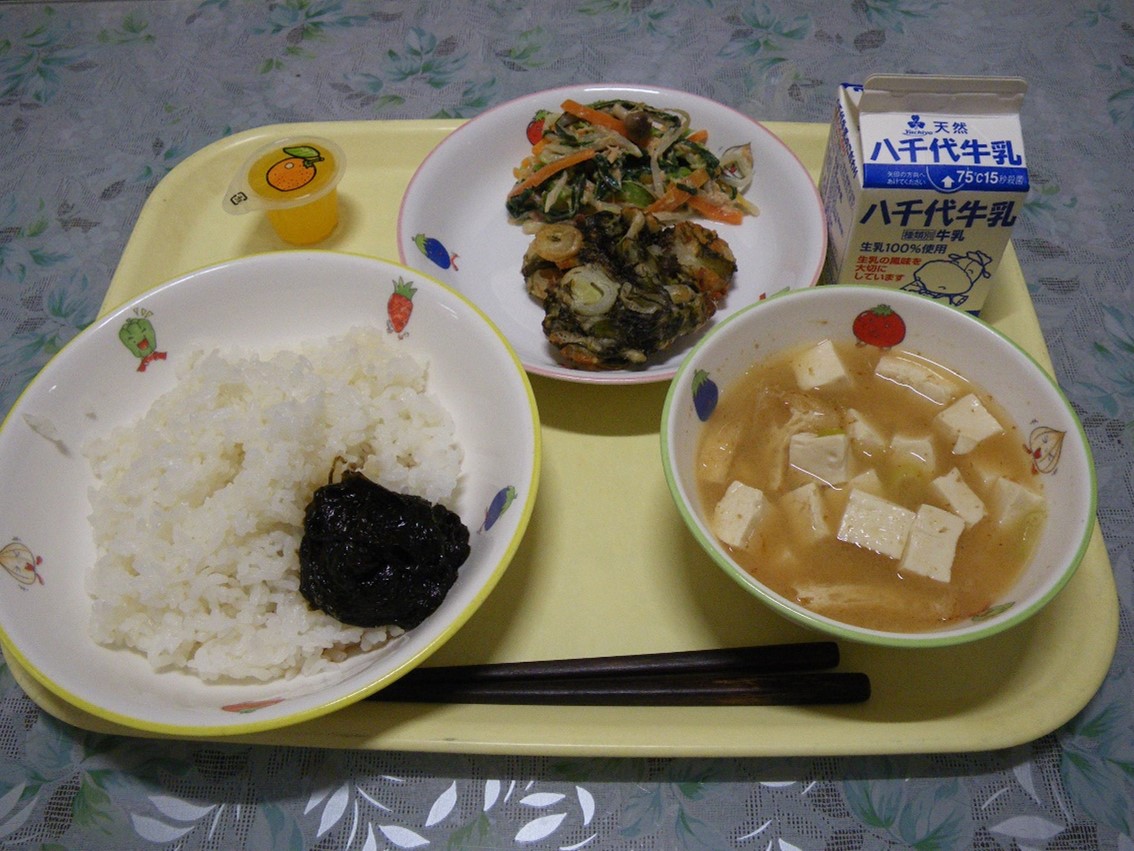 ノリを使用した給食の様子の写真1