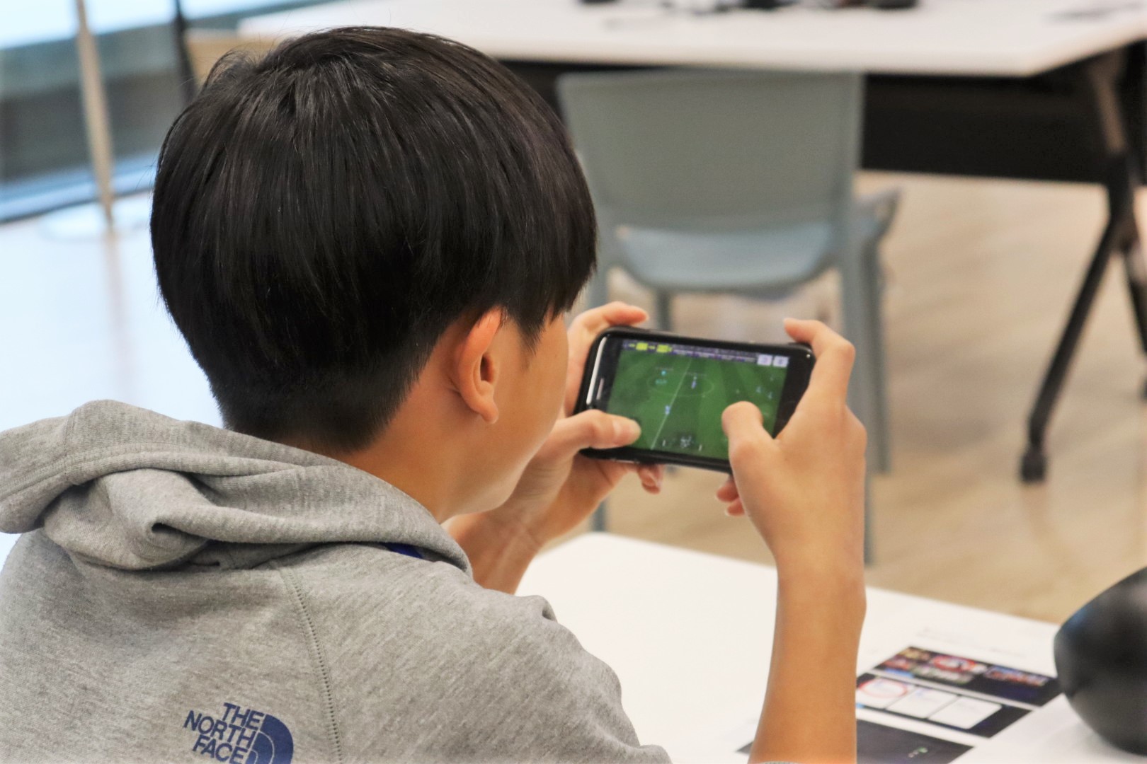 写真：真剣にプレイする大会参加者