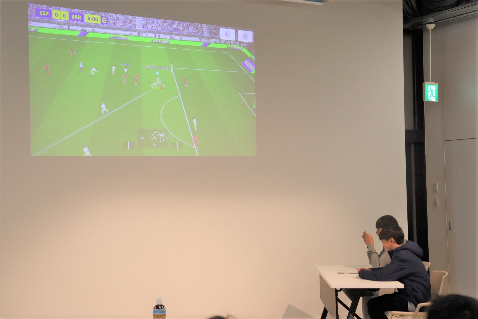 写真：大画面に投影に投影している準決勝の様子