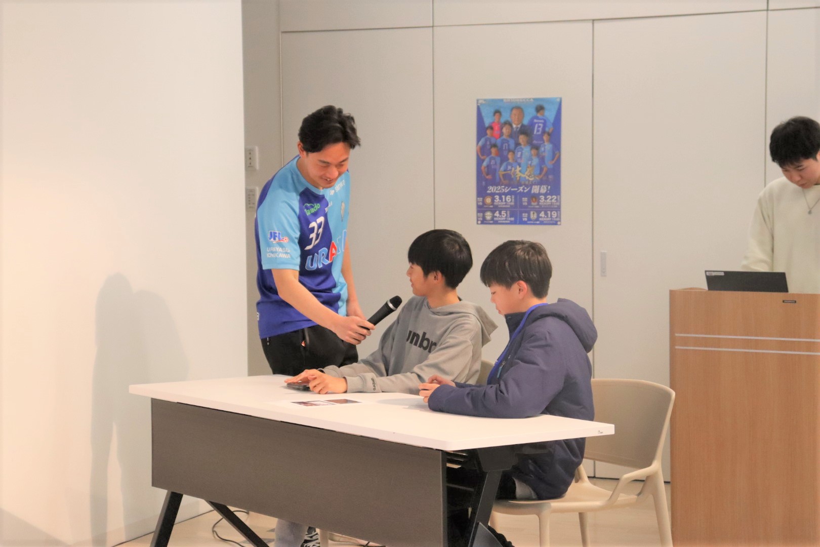 写真：準決勝に臨んだ後のインタビュー