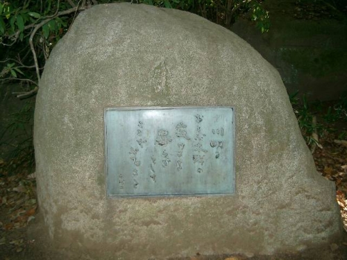 川明かりおよぶ木群の寂けさを安らぎとしてここぞふるさと　　松本千代二