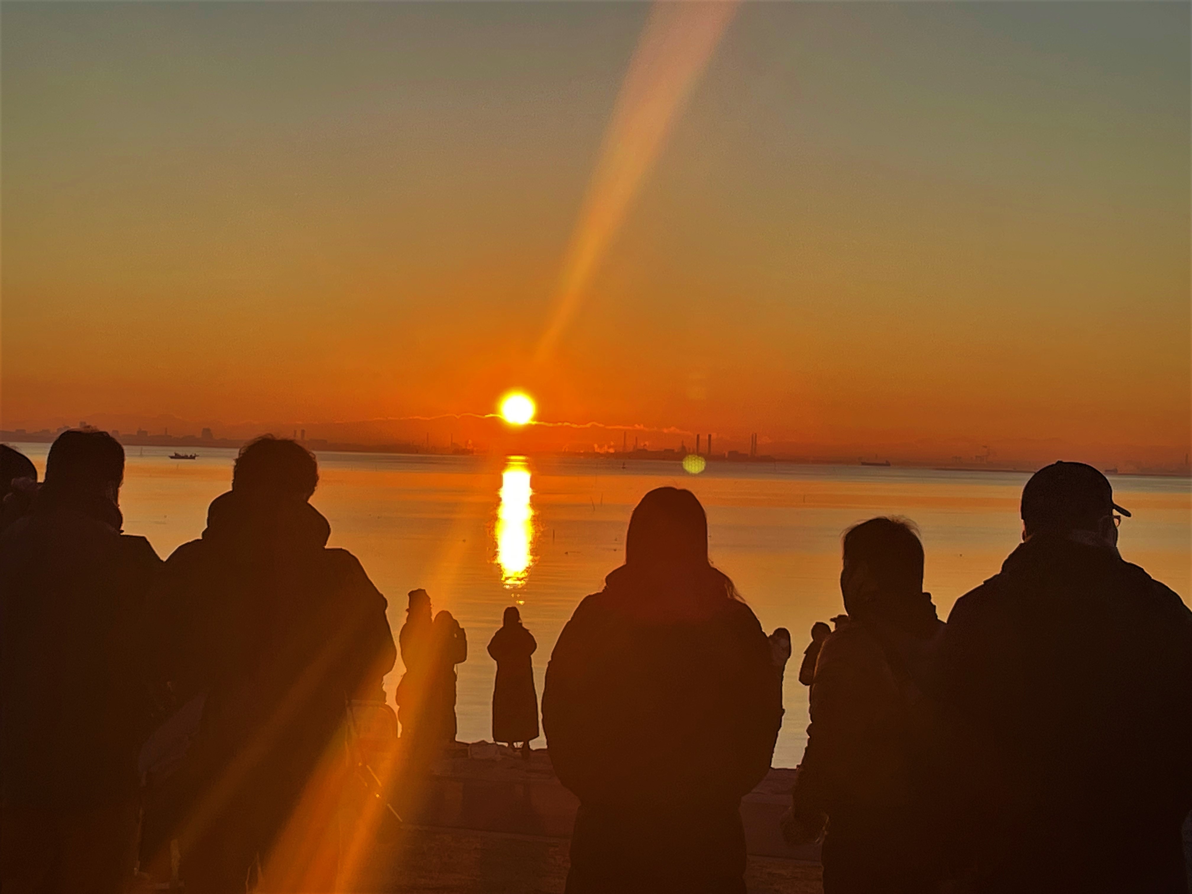 塩浜2丁目護岸から見た初日の出の写真