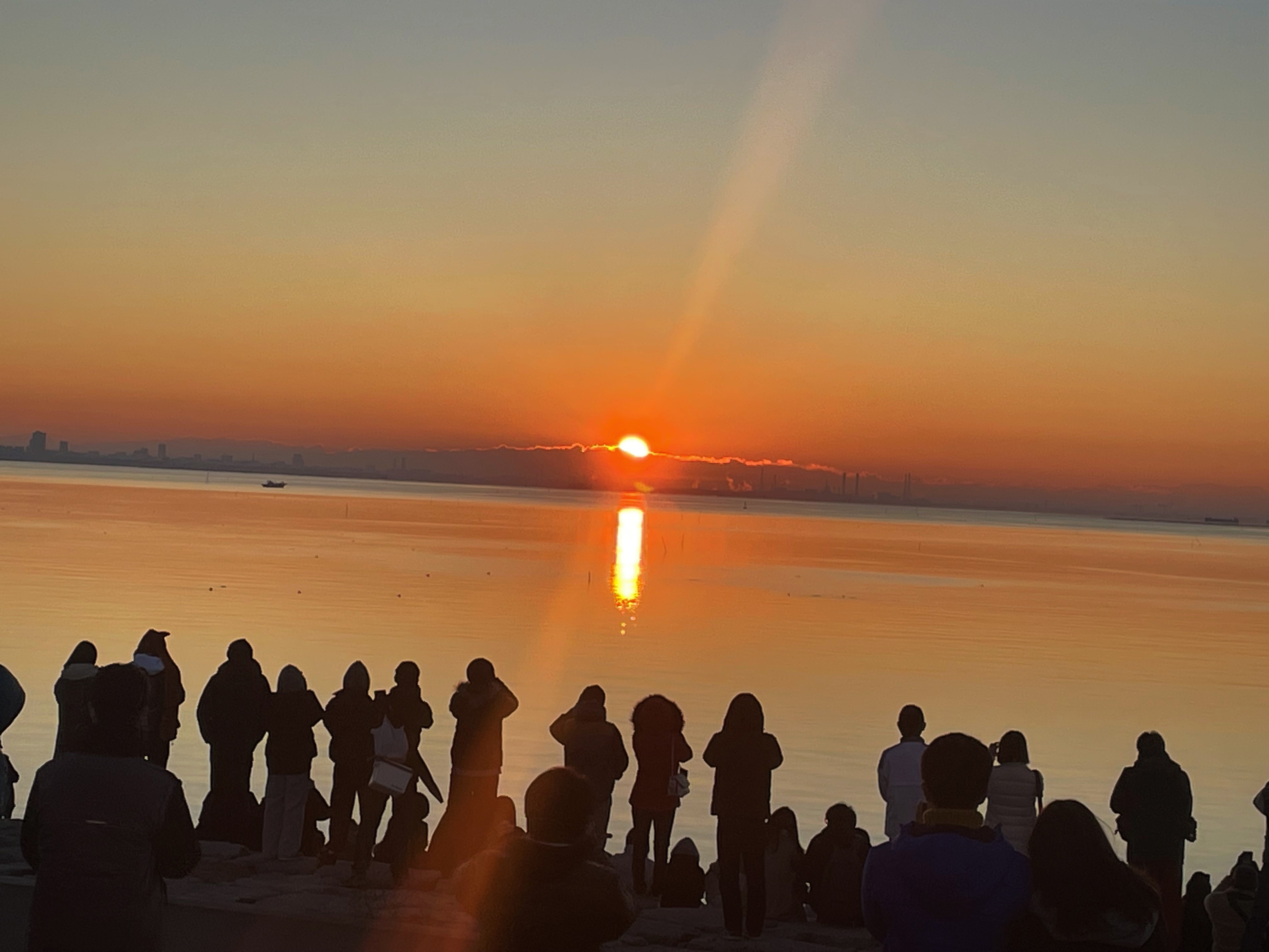 塩浜2丁目護岸から見た初日の出の写真