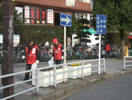 駅前を清掃するサポーターの画像