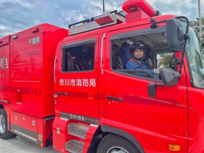 消防車の運転席に座る碓井消防士の写真