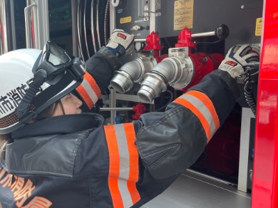 消防ポンプを操作する様子の写真