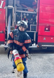 水を取り込むホースを取り扱う様子の写真