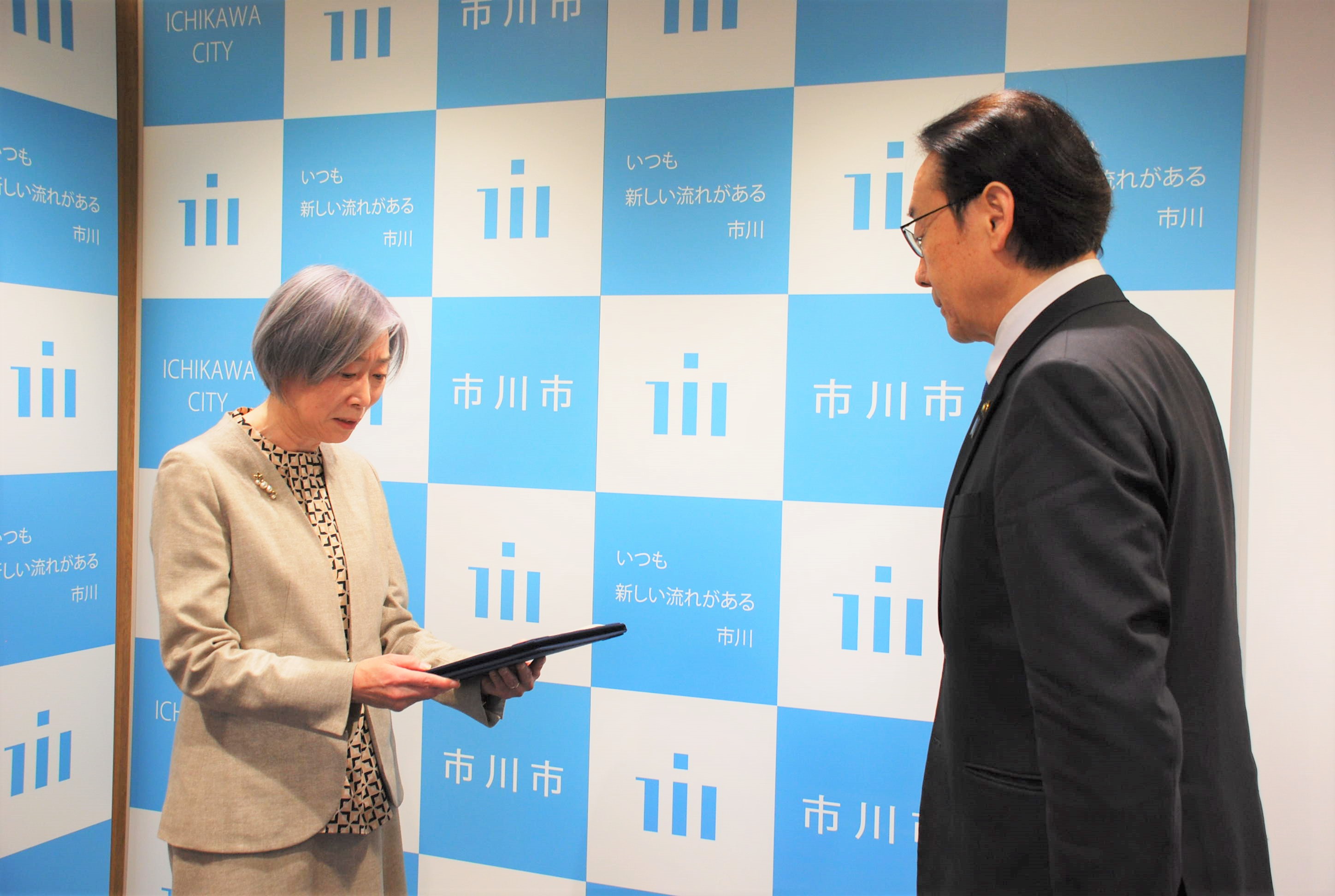 写真：答申（会長から市長へ）