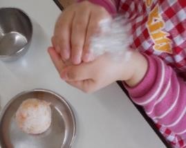 <おにぎり作り>の画像