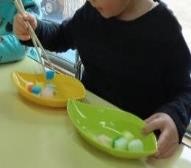 <スポンジを使って箸の持ち方を練習>の画像