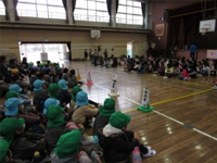 写真:大洲小学校見学の様子