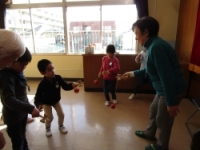 写真:地域の方々との昔遊びの様子