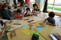 写真:ひよこ会の製作遊びの様子