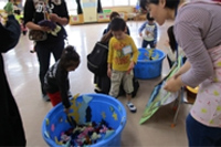 写真:ひよこ会の魚つり遊びの様子