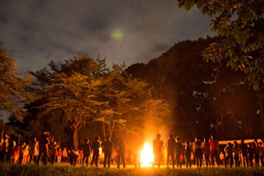 青少年相談員紹介ページ　写真：キャンプファイヤー