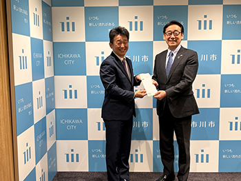 株式会社ワイズマートからの寄附贈呈式の画像