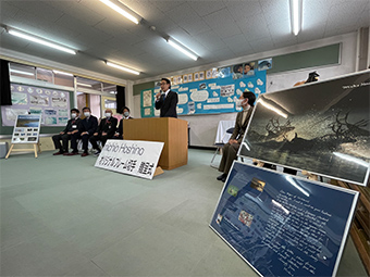 星野道夫オリジナルフレーム切手贈呈式の画像