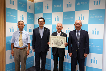 妙典河川敷の環境を守る会への感謝状贈呈式の画像