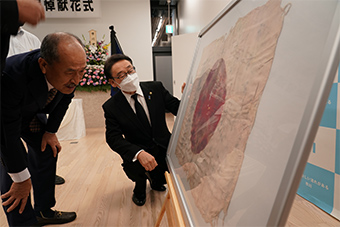 日章旗の返還式の画像