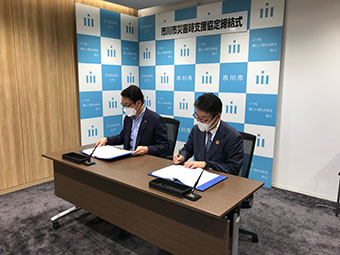 東京納品代行株式会社との協定締結式の画像