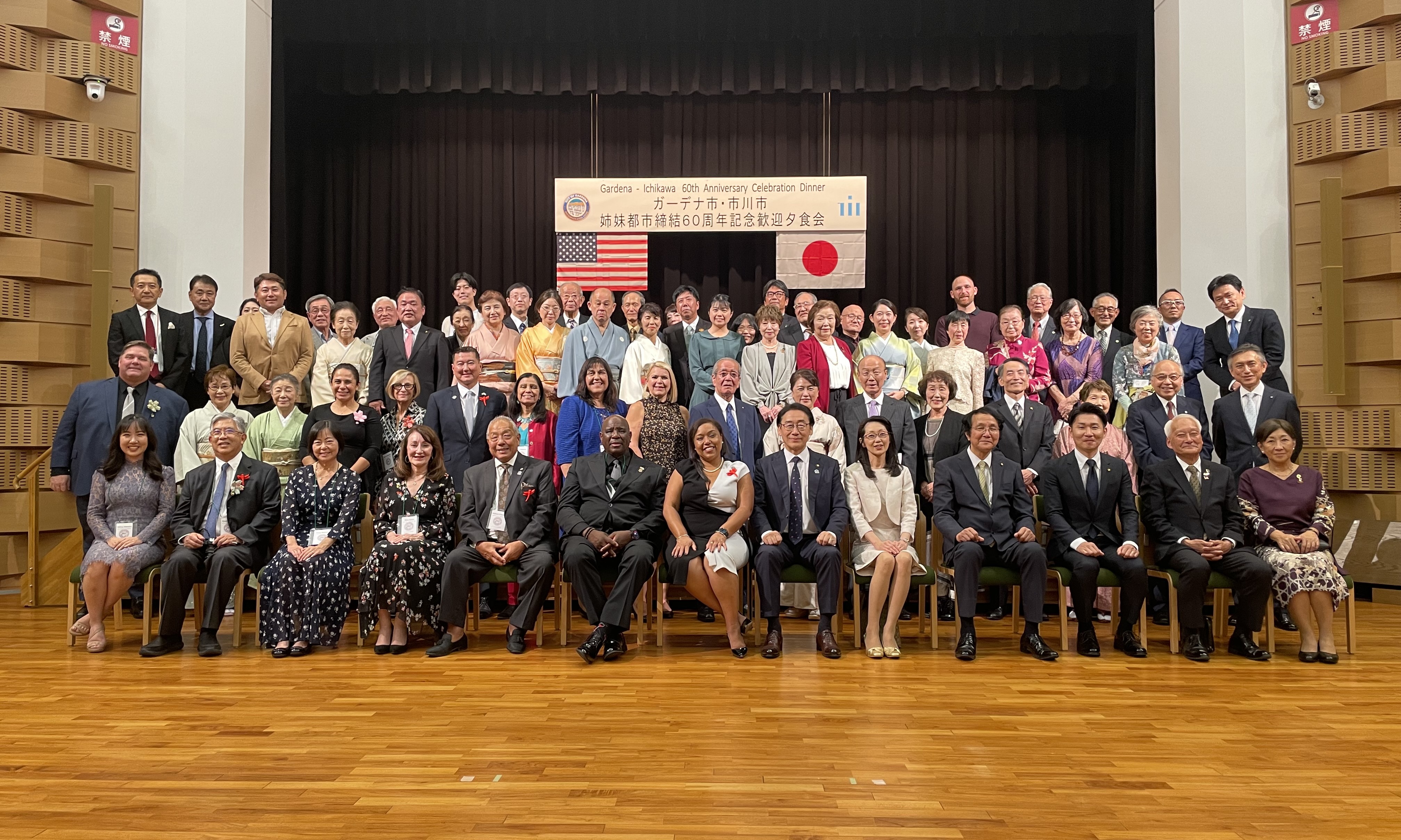 写真:記念写真を撮る市川市長