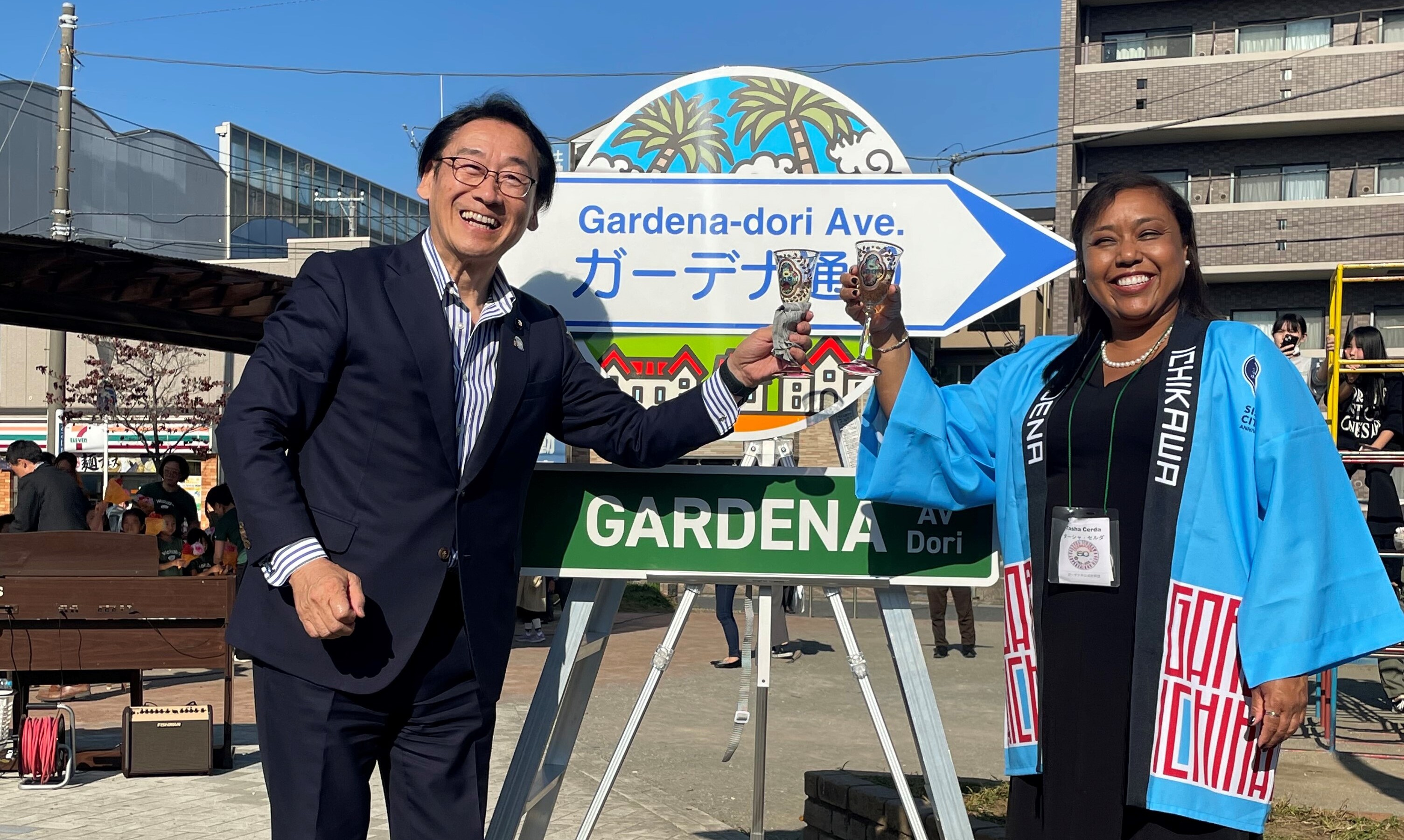 写真:ガーデナ市の方と乾杯をする市川市長