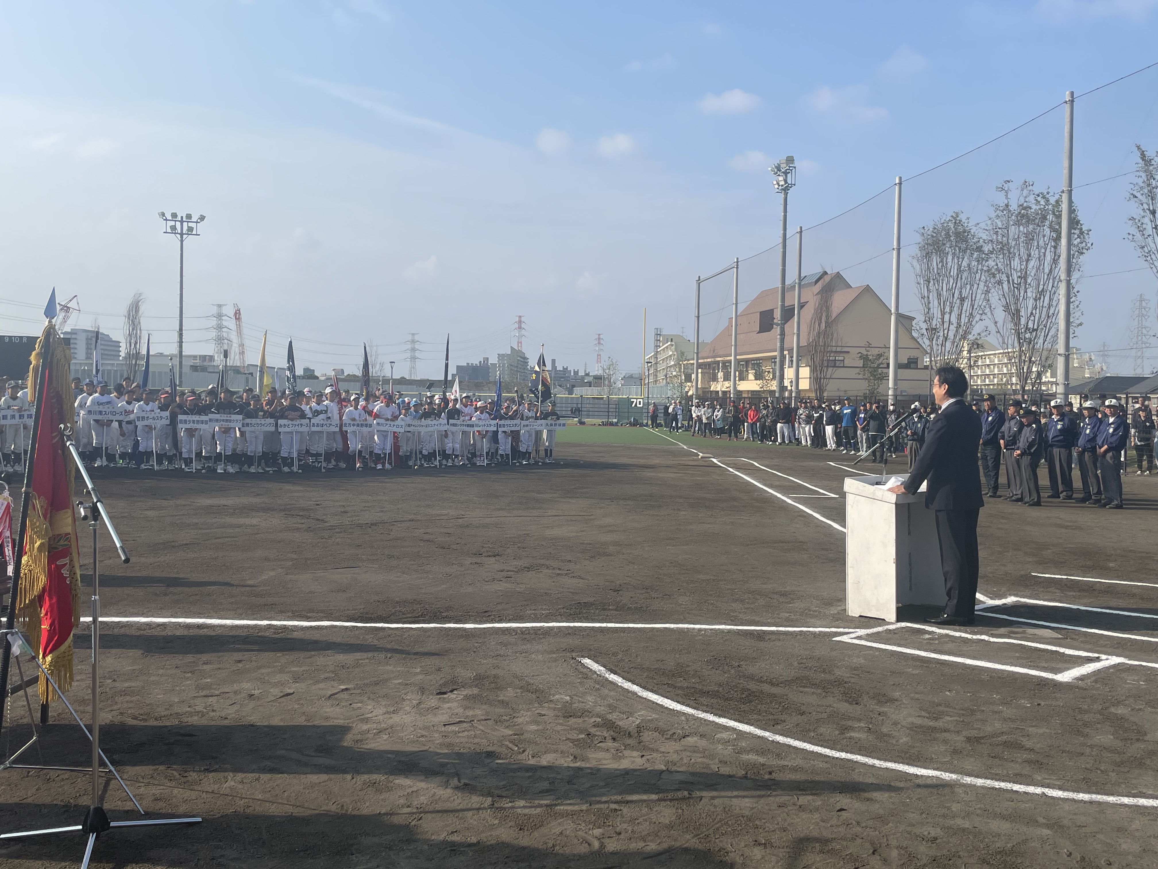 写真:選手たちにスピーチをする市川市長