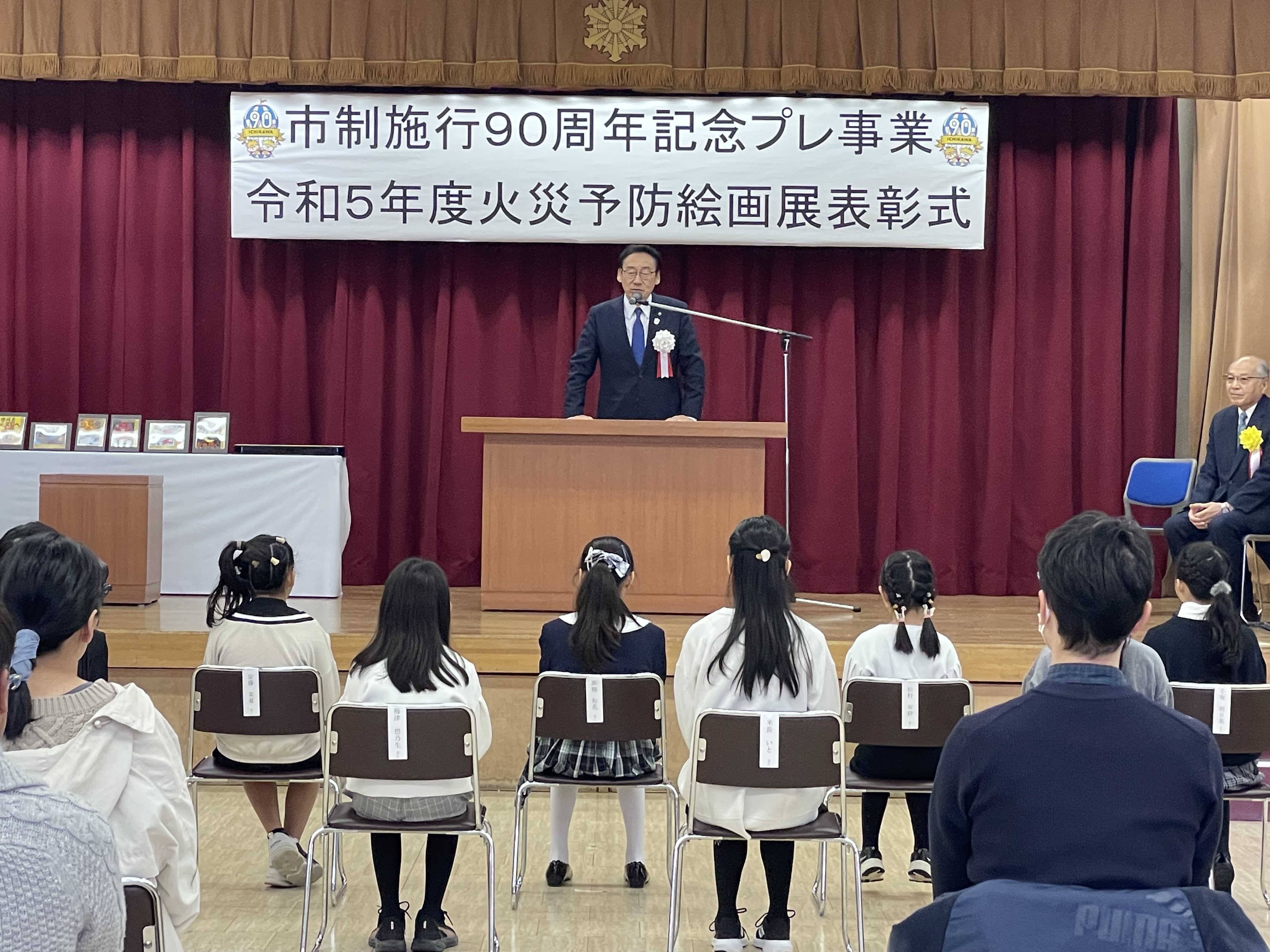 写真:表彰式でスピーチをする市川市長