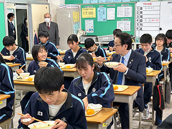 中学生と市長による 「給食をおいしく食べる会」の画像