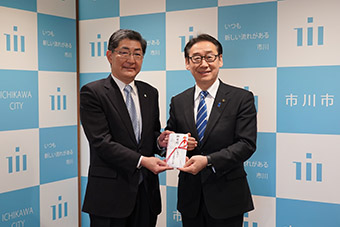 京葉ガス「小さな親切」の会からのチャリティー募金収益金の寄付の画像