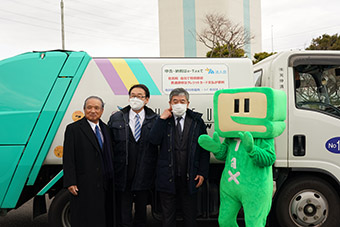 市川法人会広報用マグネット装着 清掃収集車の出発式の画像