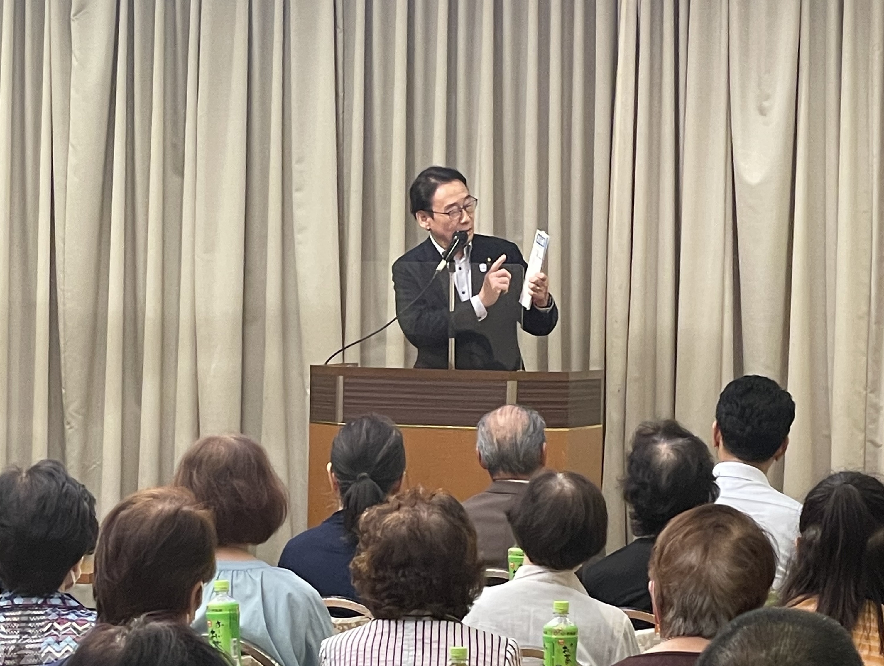 写真:講演会で講演する市川市長
