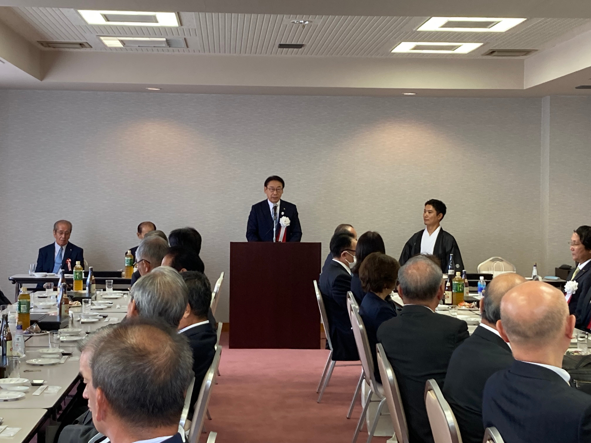 写真:食事会で挨拶をする市川市長