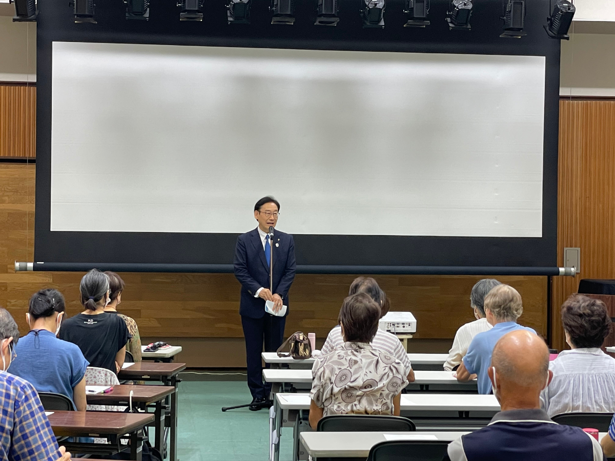 写真:講演会で挨拶をする市川市長