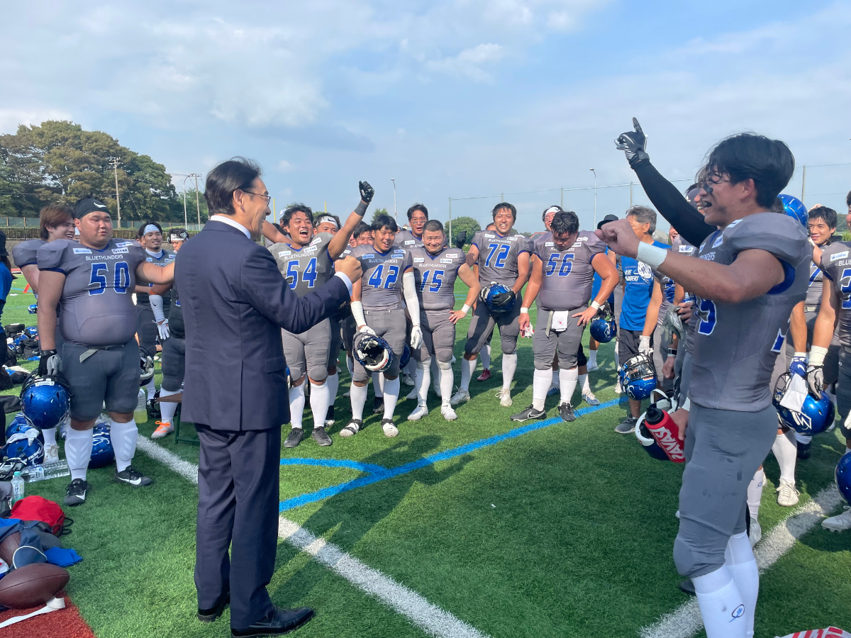 写真:フットボールチームを激励する市川市長