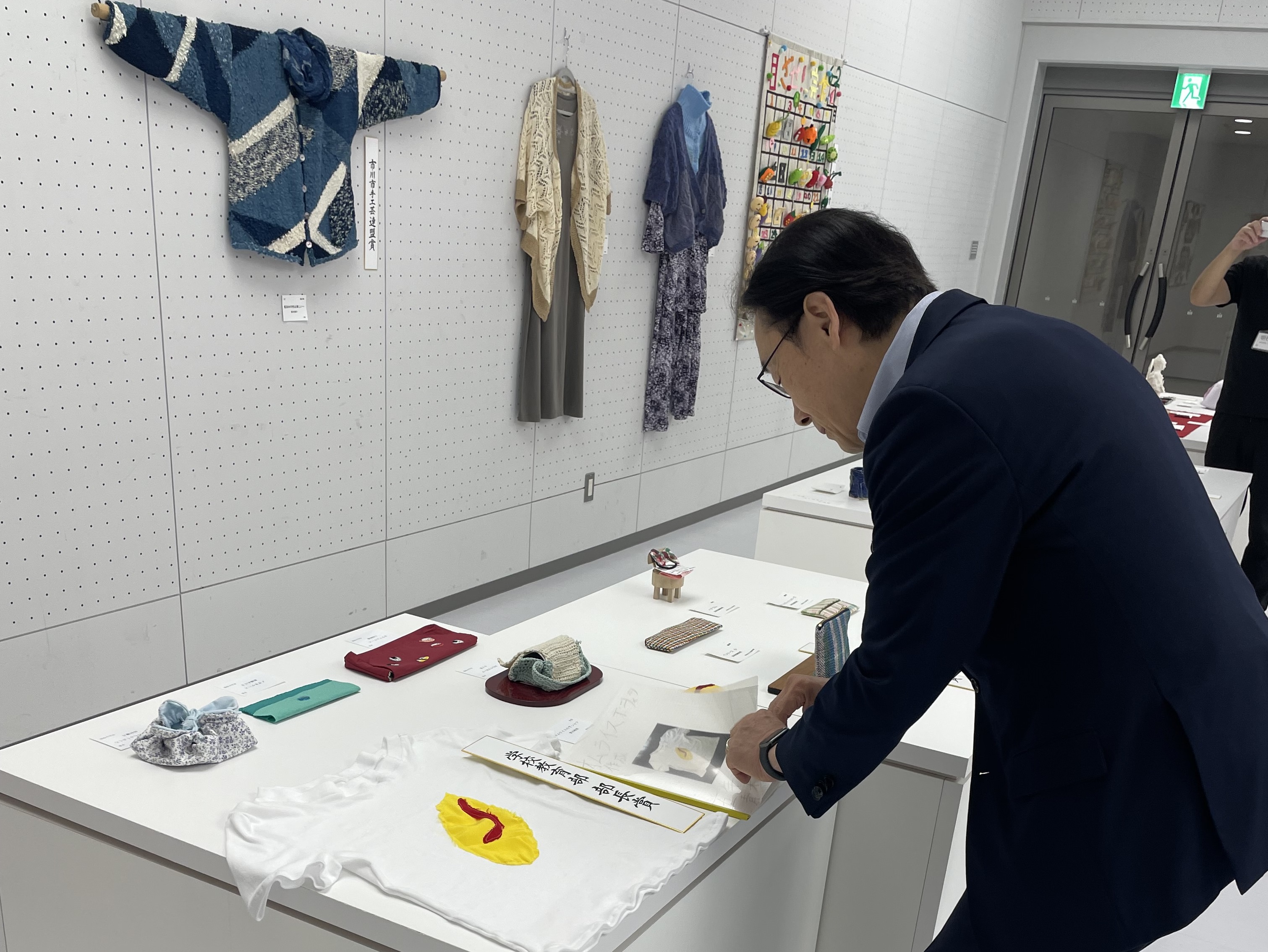 写真:展示品を見る市川市長