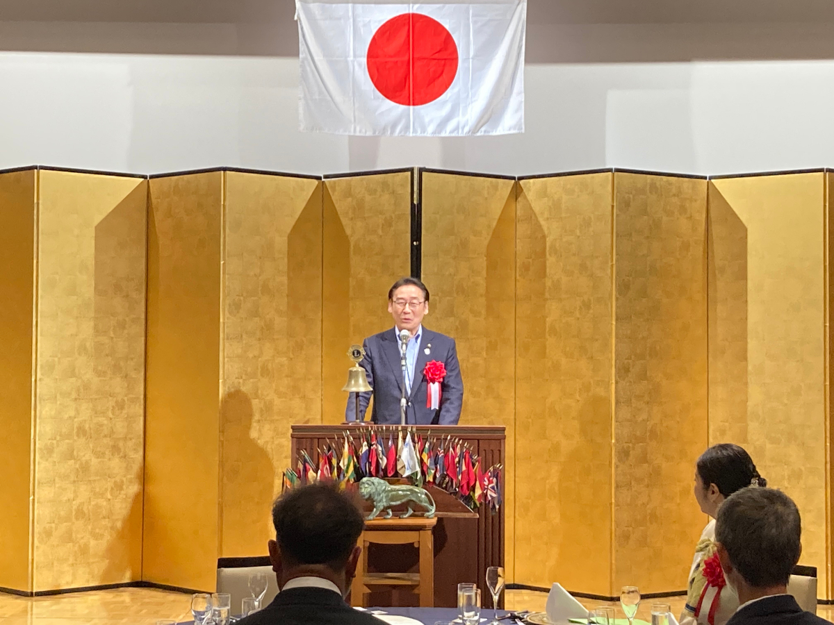 写真:記念式典にて挨拶をする市川市長