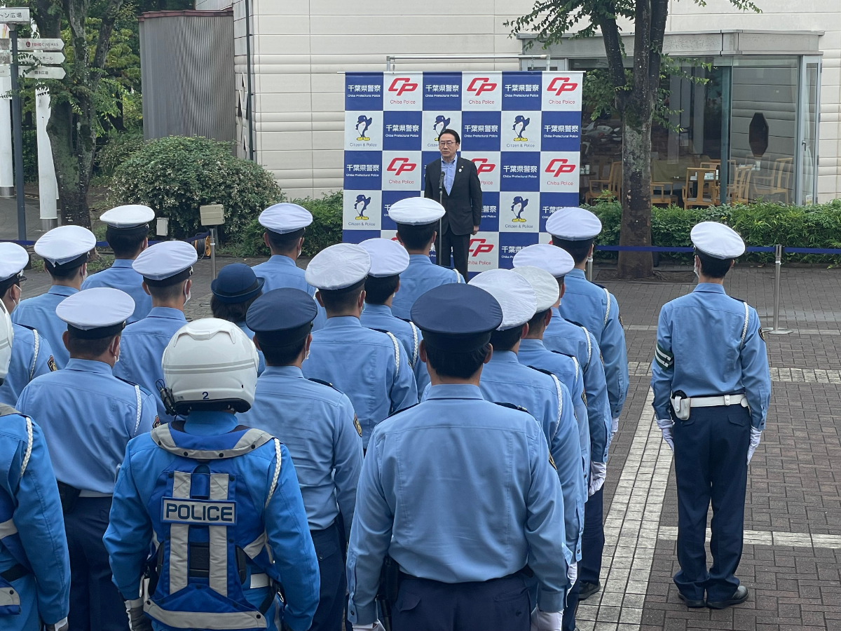 写真:交通安全運動合同出動式にて挨拶をする市川市長