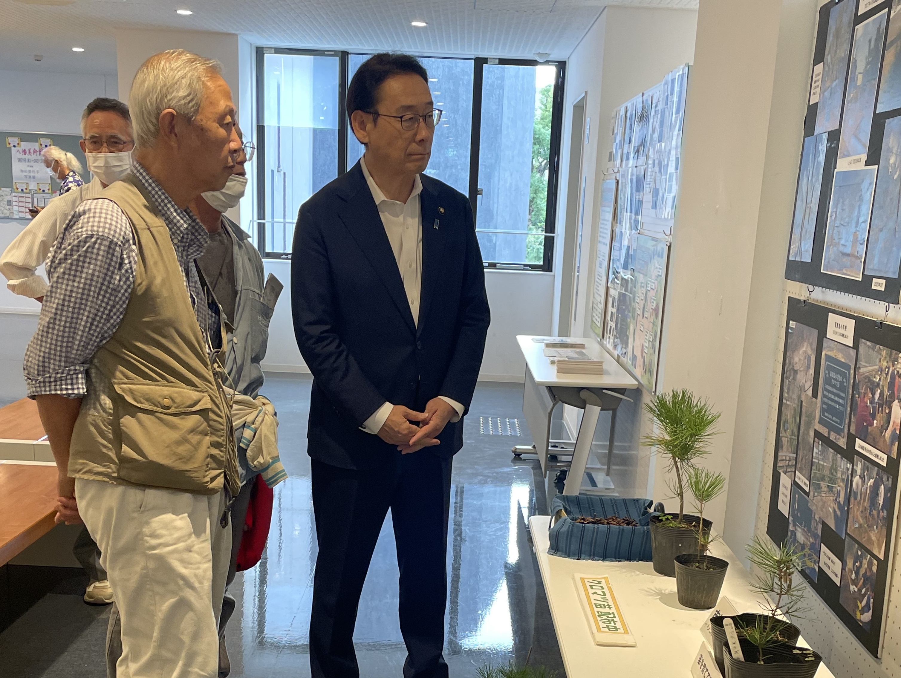 写真:展示品を見る市川市長