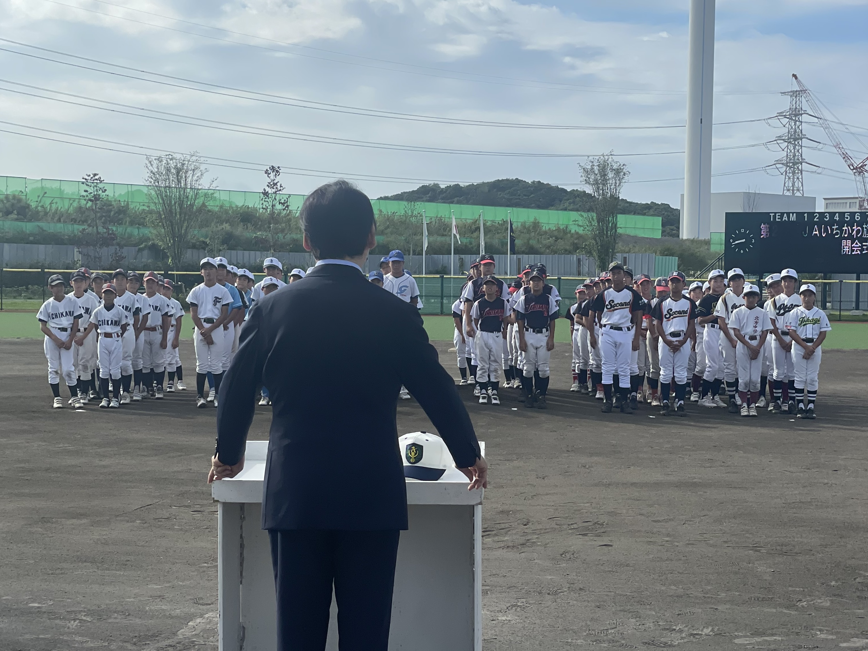 写真:球児に向かって挨拶をする市川市長